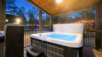 Outdoor spa tub