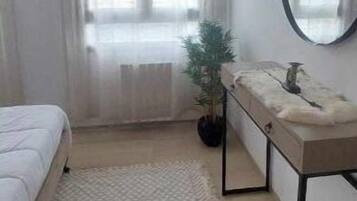 1 habitación, tabla de planchar con plancha, wifi y ropa de cama