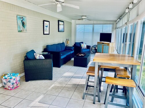 Mermaid Dreams: Spacious 3 bedrooms 2.5 bath with pool ALL in golf cart district