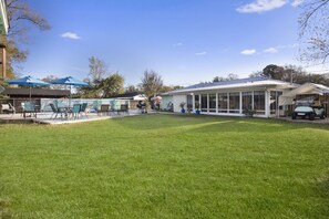 Outdoor dining - Mermaid Dreams: Spacious 3 bedrooms 2.5 bath with pool ALL in golf cart district (Ocean Springs)