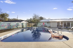 Outdoor pool - Mermaid Dreams: Spacious 3 bedrooms 2.5 bath with pool ALL in golf cart district (Ocean Springs)