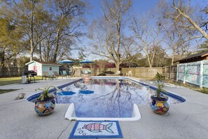 Una piscina al aire libre