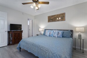 3 habitaciones, escritorio y tabla de planchar con plancha 