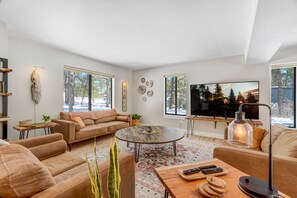 Smart TV, fireplace - Falcons Overlook (Monument)