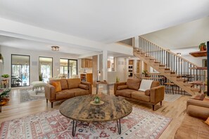 House | Living area | Smart TV, fireplace - Falcons Overlook (Monument)