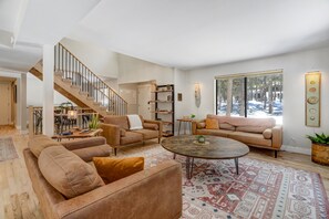 Smart TV, fireplace - Falcons Overlook (Monument)