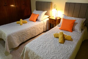 3 habitaciones, tabla de planchar con plancha, wifi y ropa de cama 