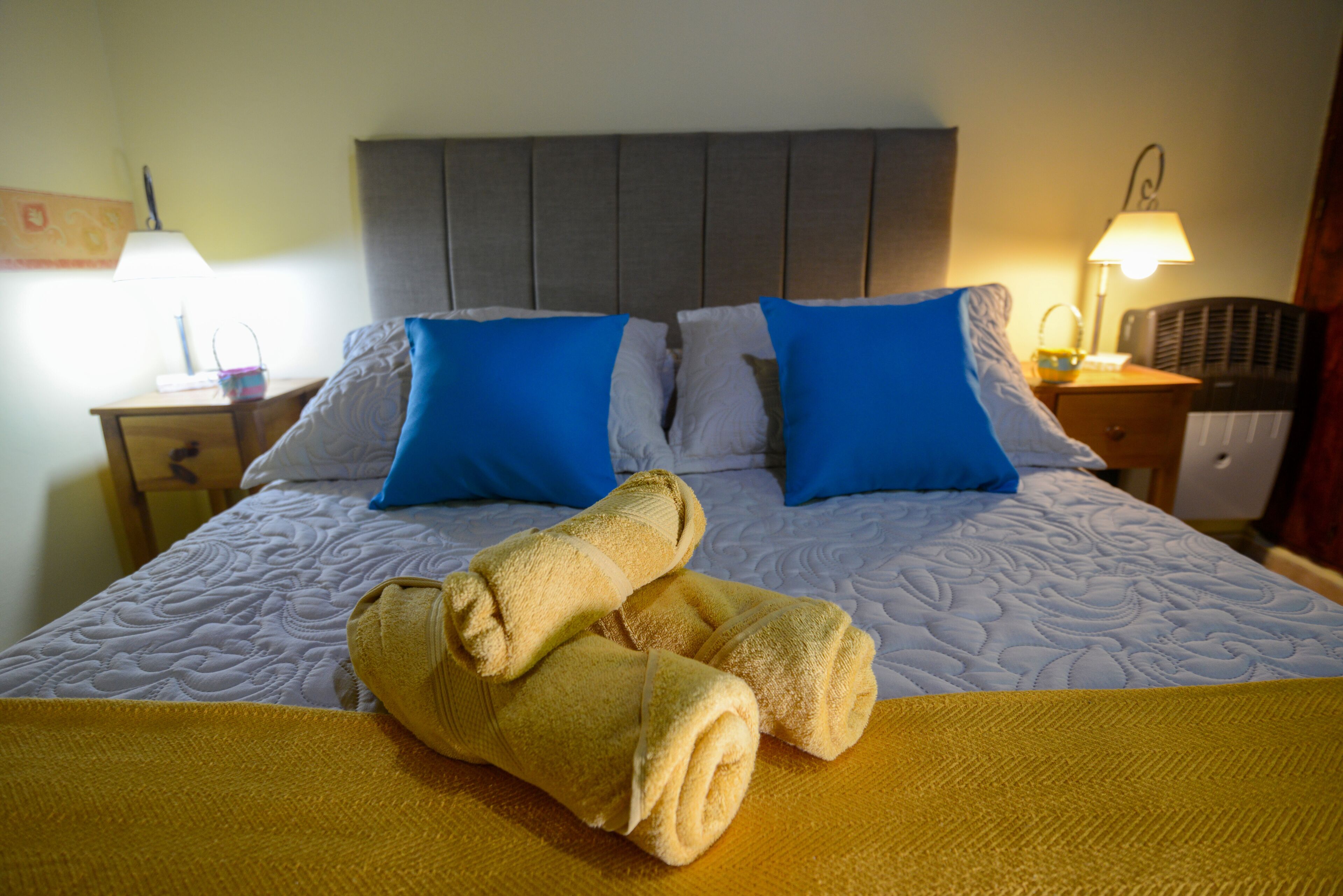 3 habitaciones, tabla de planchar con plancha, wifi y ropa de cama 