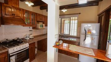 Réfrigérateur, micro-ondes, four, cafetiÚre/bouilloire