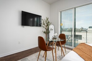 1 bedroom, desk, iron/ironing board, WiFi - Trendy Studio in Downtown with Private Balcony! (Birmingham)
