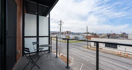 Trendy Studio in Downtown with Private Balcony!