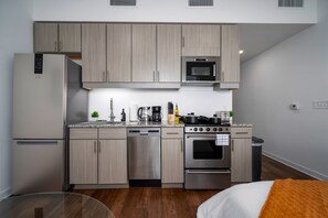 Een koelkast, een microgolfoven, een oven, een vaatwasser