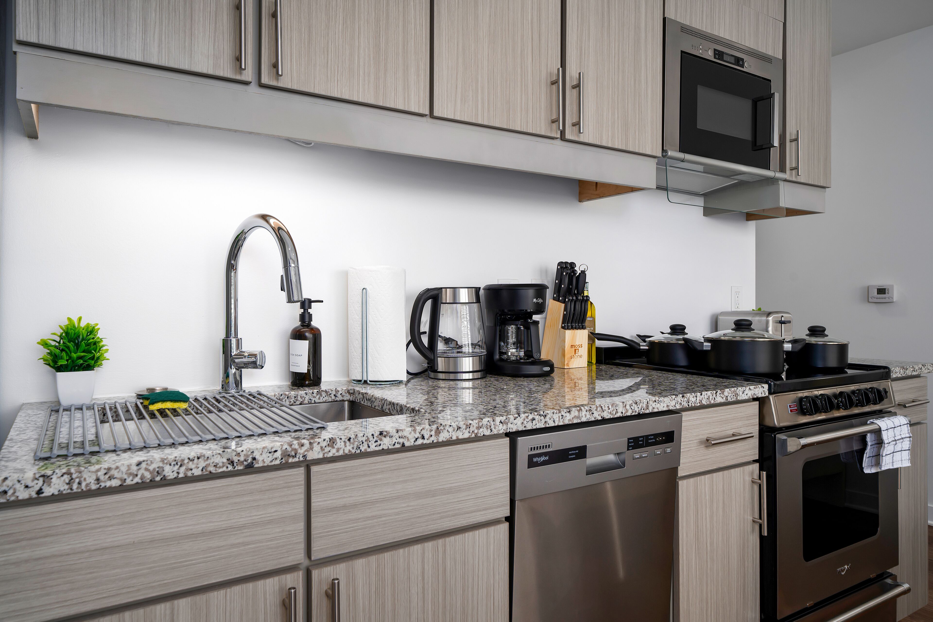 Geladeira, micro-ondas, fogão, lava-louças