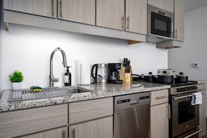 Kjøleskap, mikrobølgeovn, ovn og oppvaskmaskin