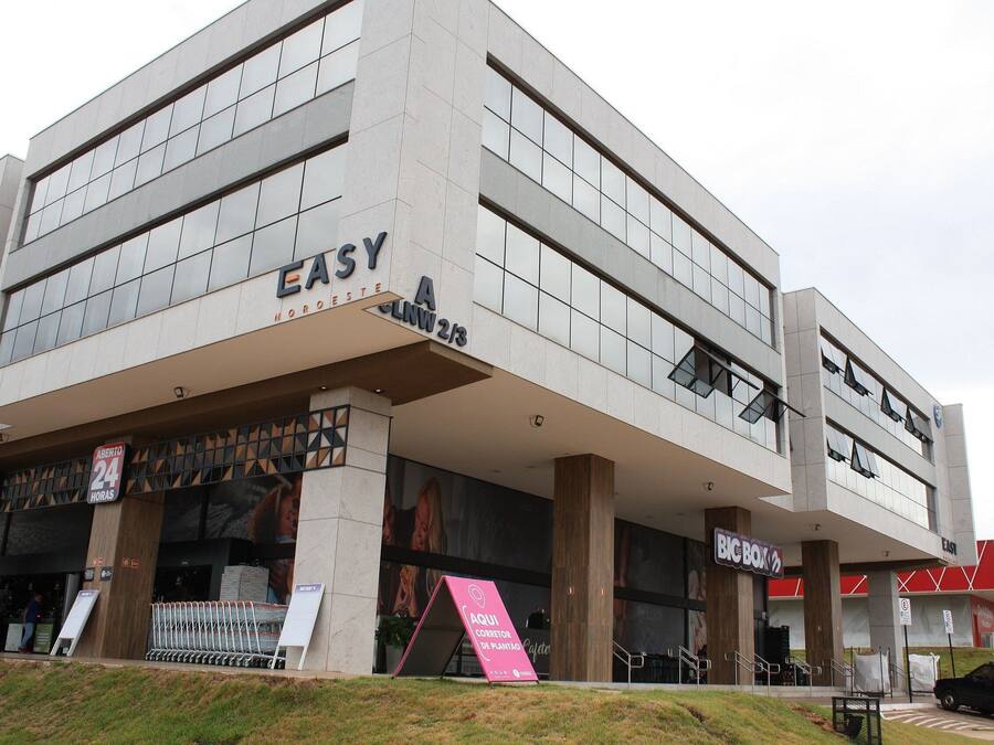 Un edificio moderno con un letrero que dice "EASY" y "CORRETOR DE PLANTADE".