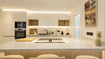 Een koelkast, een microgolfoven, een oven, een kookplaat