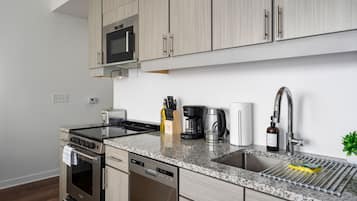 Frigorífico, microondas, horno y lavavajillas