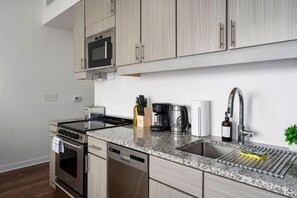 Fridge, microwave, oven, dishwasher - Fully-Equipped Studio Oasis! l Private Balcony (Birmingham)