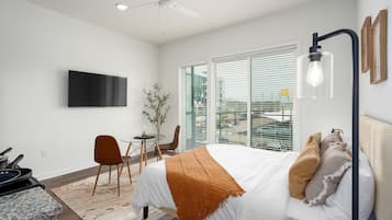 1 dormitorio, escritorio, tabla de planchar con plancha y wifi