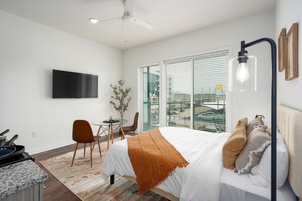 1 bedroom, desk, iron/ironing board, WiFi - Fully-Equipped Studio Oasis! l Private Balcony (Birmingham)