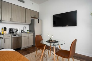 Fridge, microwave, oven, dishwasher - Fully-Equipped Studio Oasis! l Private Balcony (Birmingham)