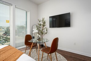 1 bedroom, iron/ironing board, WiFi, bed sheets - Studio Haven in Magic City! l Private Balcony! (Birmingham)