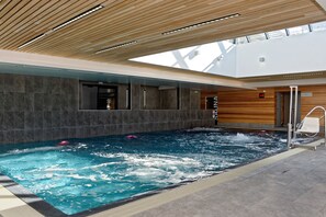 Una piscina cubierta