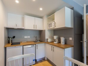 Réfrigérateur, micro-ondes, plaque de cuisson, lave-vaisselle