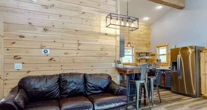 Charming Blue Ridge Escape w/ HotTub & Pet Friendly