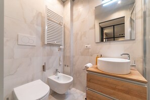 Dusche, Haartrockner, Bidet, Handtücher