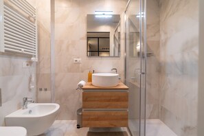 Dutxa, assecador de cabells, bidet i tovalloles 