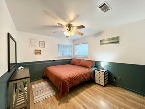 2 bedrooms, WiFi, bed sheets - Lake Life Lodge Cottage by Belton Lake (Belton)