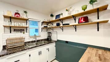 Kühlschrank, Mikrowelle, Herdplatte, Geschirrspüler