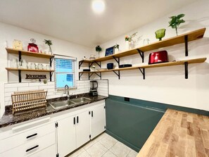 Een koelkast, een microgolfoven, een kookplaat, een vaatwasser