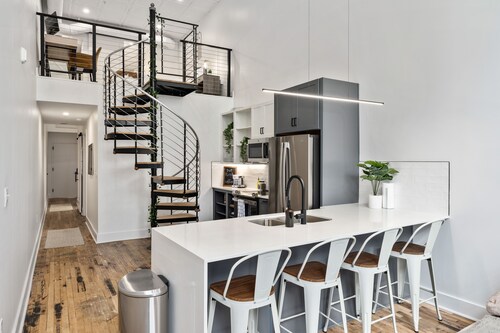 Charming DT Apartment Loft l Parking+Rooftop+Gym! Sleeps 4