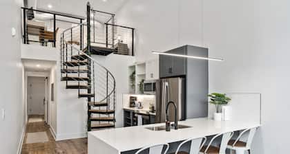Charming DT Apartment Loft l Parking+Rooftop+Gym! Sleeps 4