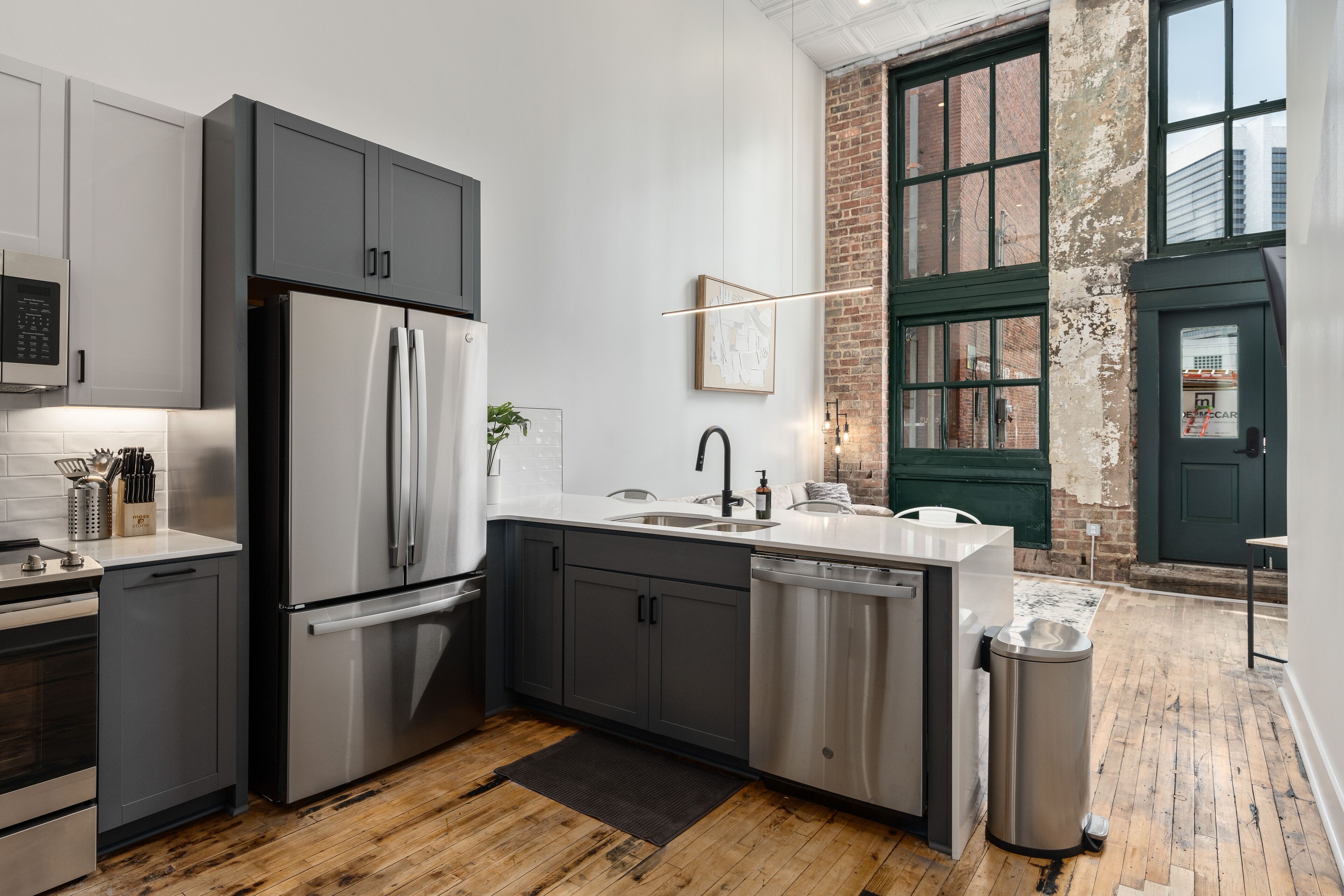 Jääkaappi, mikroaaltouuni, uuni, astianpesukone