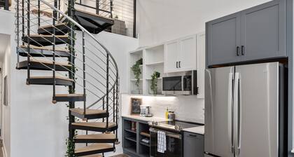 Charming DT Apartment Loft l Parking+Rooftop+Gym! Sleeps 4