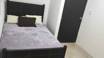 2 makuuhuonetta, silitysrauta/-lauta, ilmainen Wi-Fi, vuodevaatteet