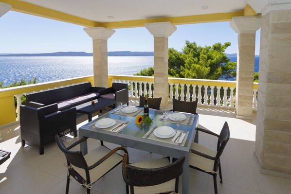 تناول الطعام بالخارج