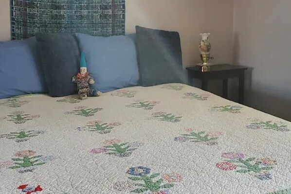 5 bedrooms, iron/ironing board, WiFi, bed sheets