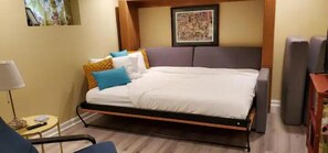 5 bedrooms, iron/ironing board, WiFi, bed sheets