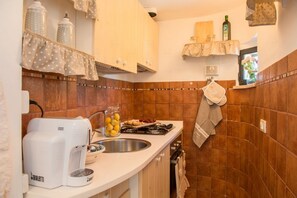 Frigorifero, forno, piano cottura, macchina per tè/caffè