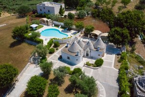 Exterior - Trulli Albapetra with Panoramic Pool between Locorotondo and Alberobello (Locorotondo)