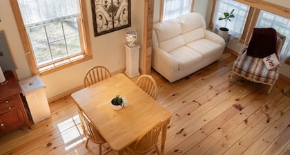 Charming Cottage by the Lake❤️