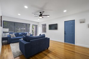 TV connectée, livres, chaîne hi-fi