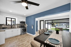 Fridge, microwave, oven, stovetop - Waterfront Pool Oasis • 3BR • Minutes to Beach & Las Olas (Fort Lauderdale)