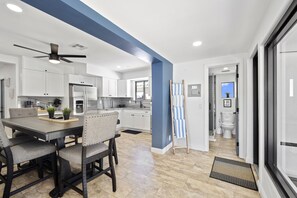 Fridge, microwave, oven, stovetop - Big Fun! 3 Bd Pool House on the Water (Fort Lauderdale)