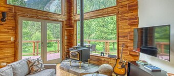 Beautiful Chalet with a Picturesque View of Nason Ridge