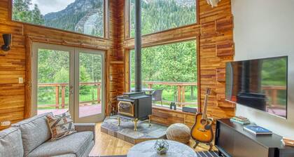 Beautiful Chalet with a Picturesque View of Nason Ridge